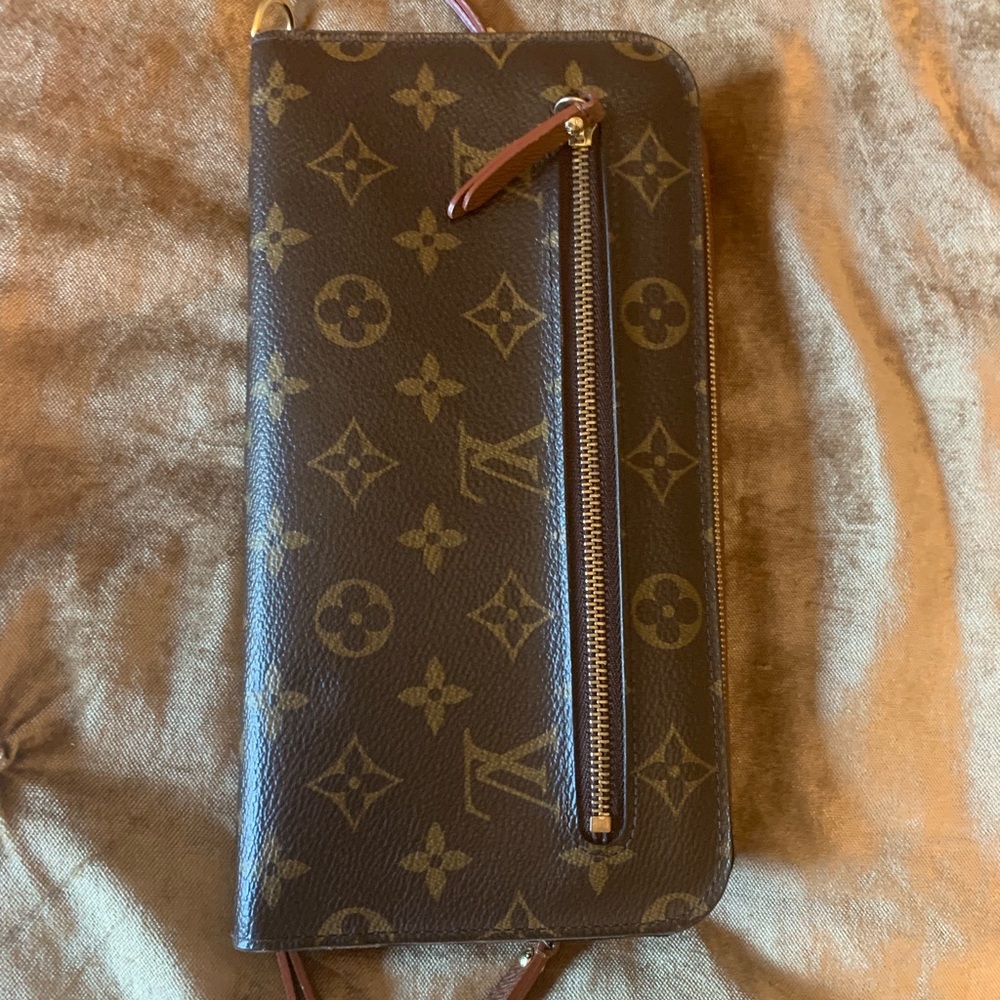 Louis Vuitton wallet/clutch